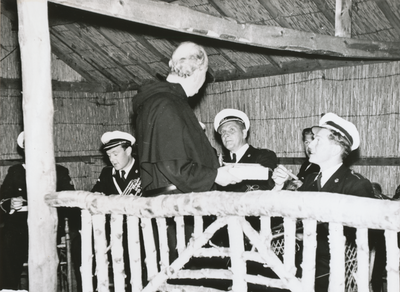 876648 Afbeelding van pater Sebastianus van Nuenen die leden van het harmonieorkest Forssando uit Wijk C te Utrecht ...